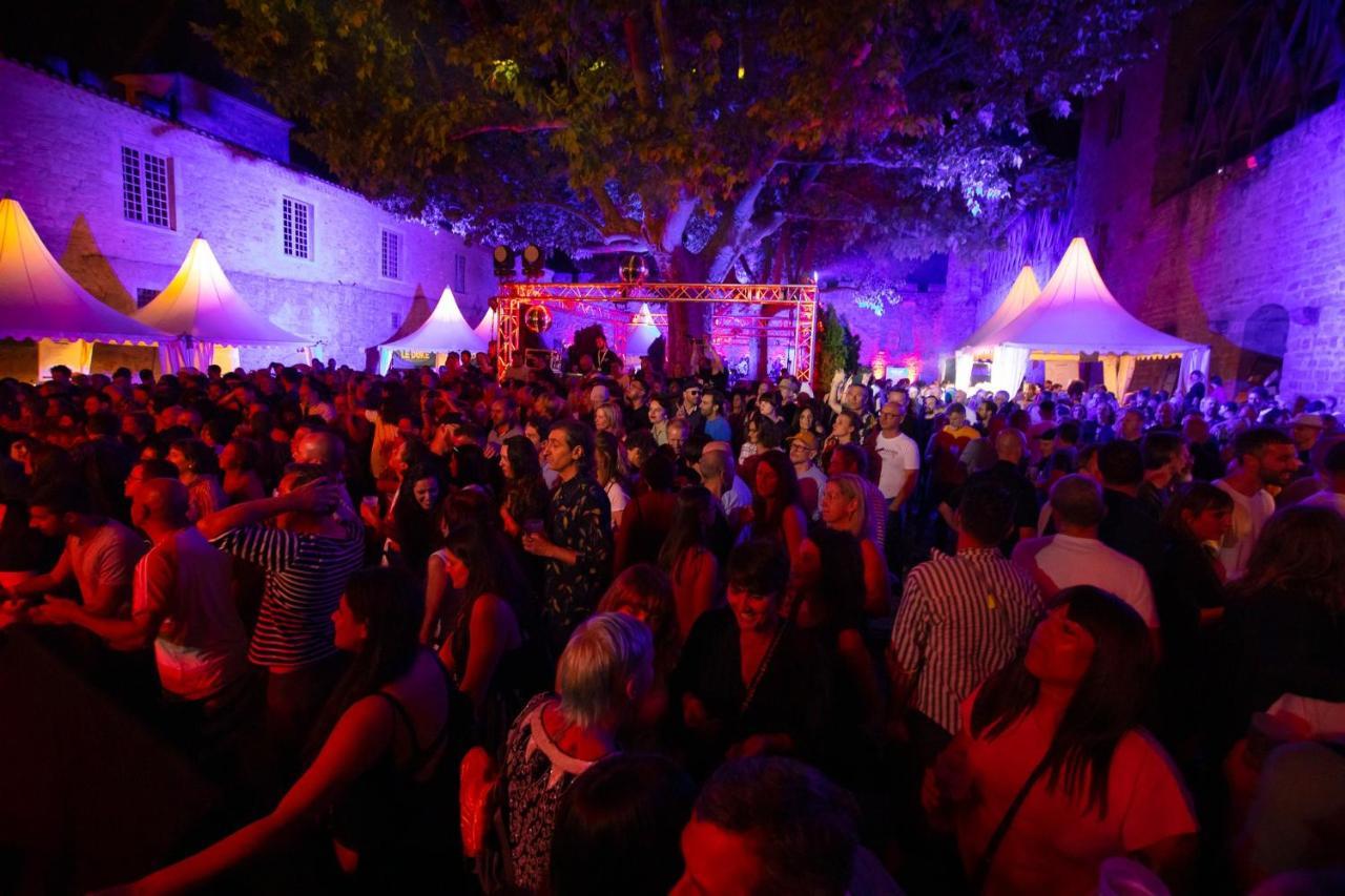 Tout Confort ! Climatisation, Centre-Ville, Parking, Terrasse, Wifi, Netflix Carcassone Exterior photo